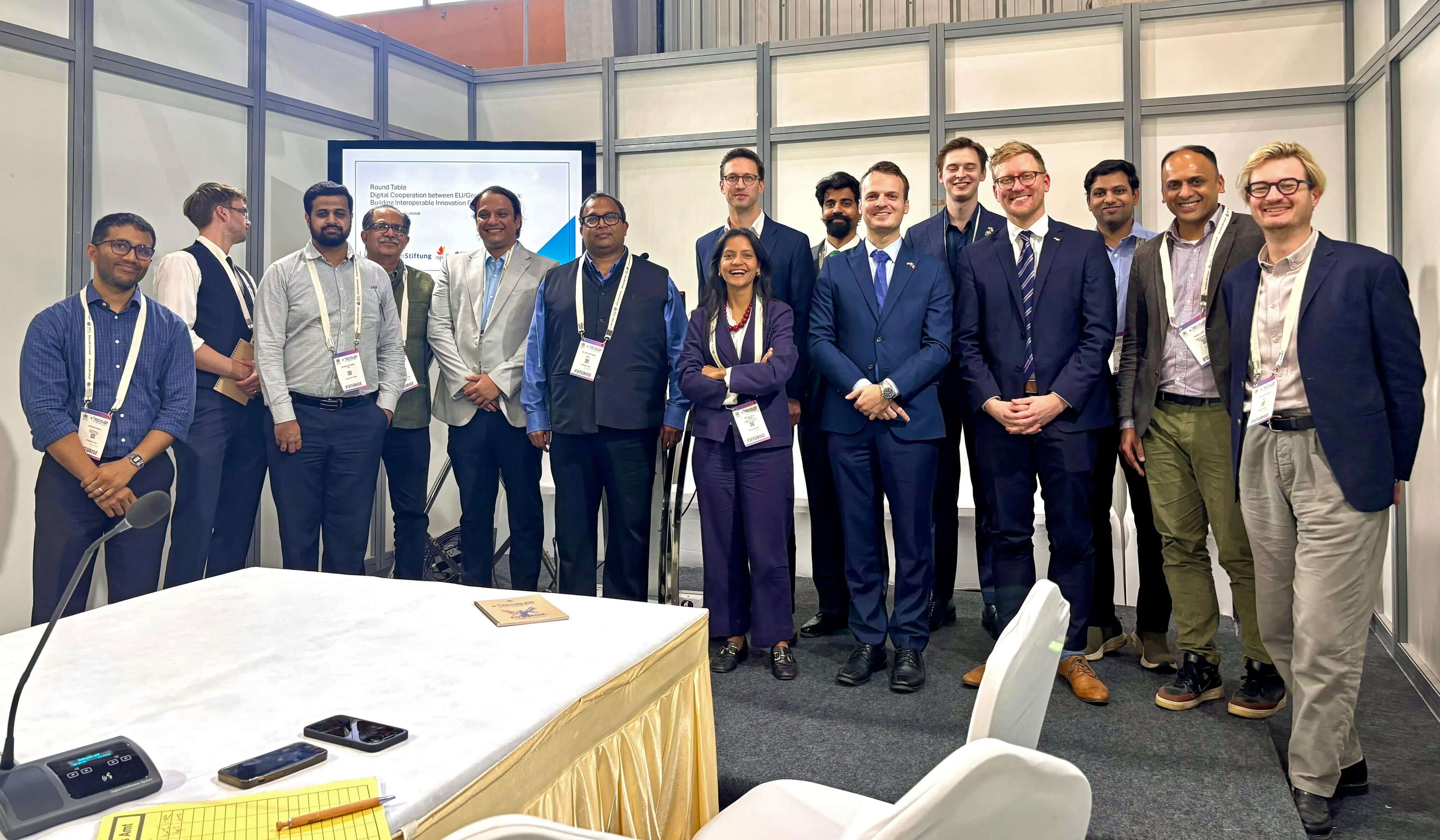 Group picture of the participants of the discussion